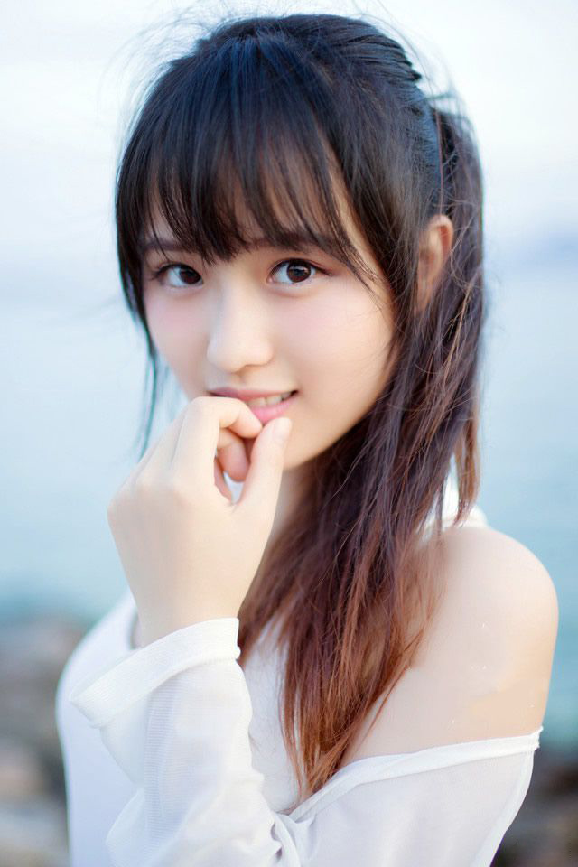 “若将军愿意，可愿随军出征，平定益州？”吕征微笑道，并未强迫，说话做事，虽有威仪，却不同于吕布，让人有种如沐春风之感。